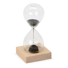 Песочные магнитные часы на деревянной подставке 